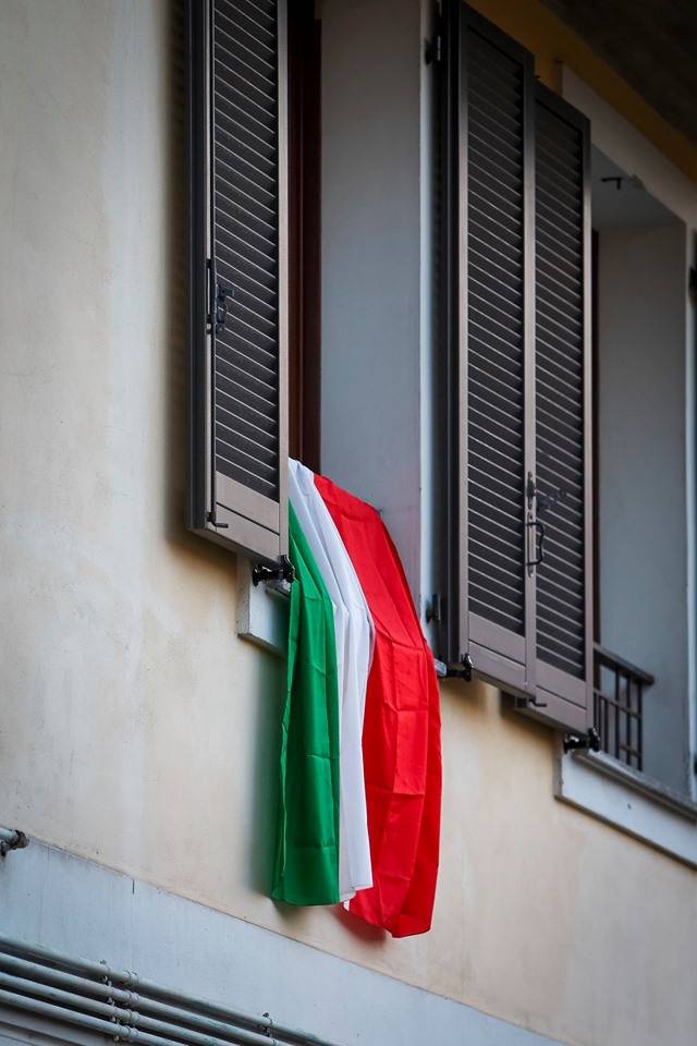 #andràtuttobene, arcobaleni e tricolori sulle finestre di Saronno