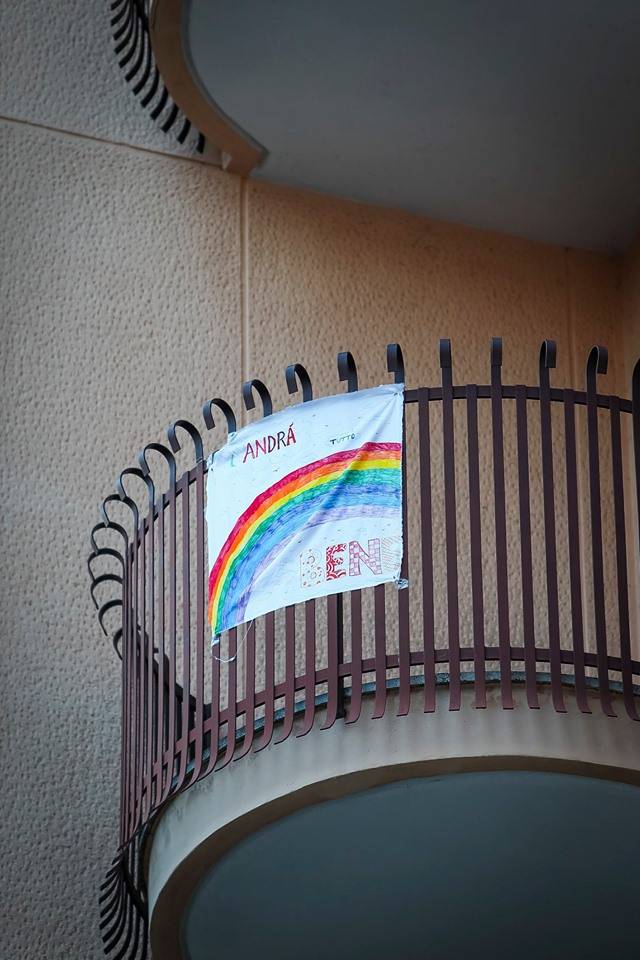 #andràtuttobene, arcobaleni e tricolori sulle finestre di Saronno