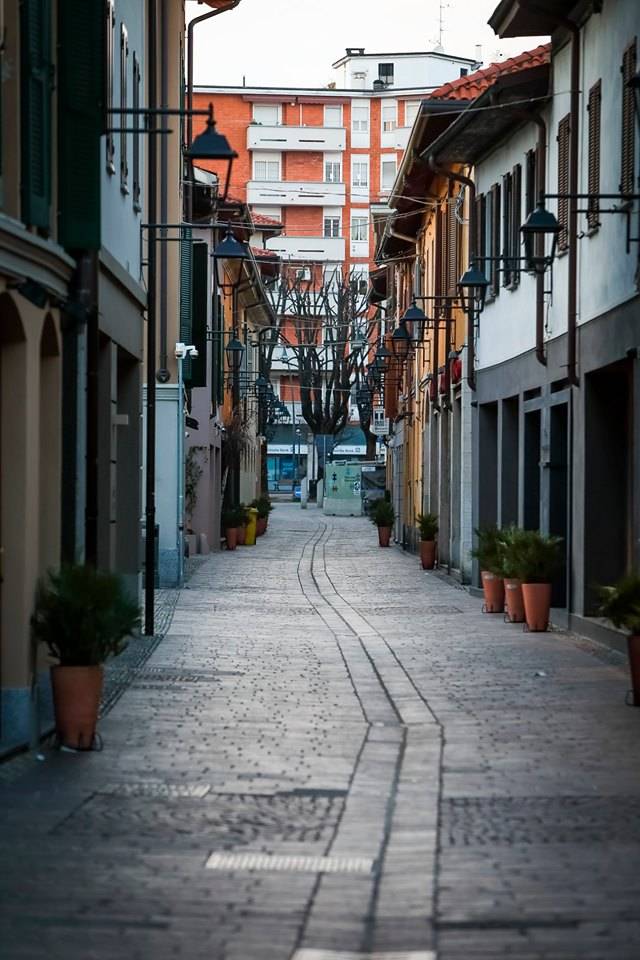 #andràtuttobene, arcobaleni e tricolori sulle finestre di Saronno