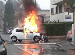 Auto in fiamme in via Genova  1 