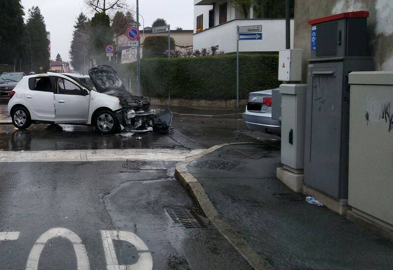 Auto in fiamme in via Genova  1 