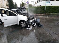 Auto in fiamme in via Genova  3 