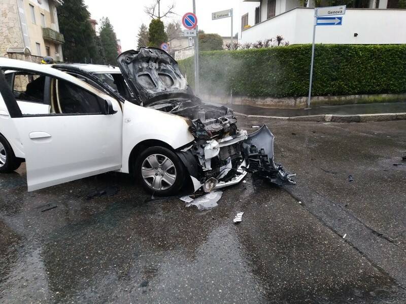 Auto in fiamme in via Genova  3 