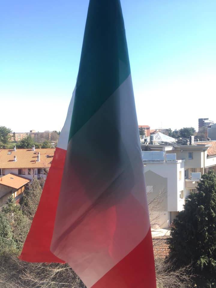 Bandiere dell'Italia esposte a Saronno