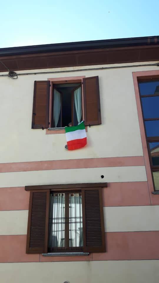 Bandiere dell'Italia esposte a Saronno