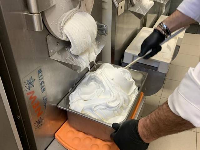Laveno: 140 chili di gelato per gli ospiti della casa di riposo