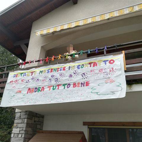 Tutto andrà bene, la carica dei balconi a Cuvio