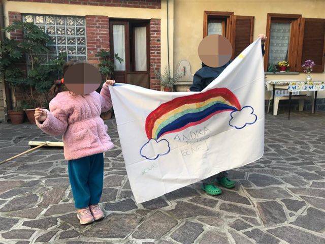 Tutto andrà bene, la carica dei balconi a Cuvio