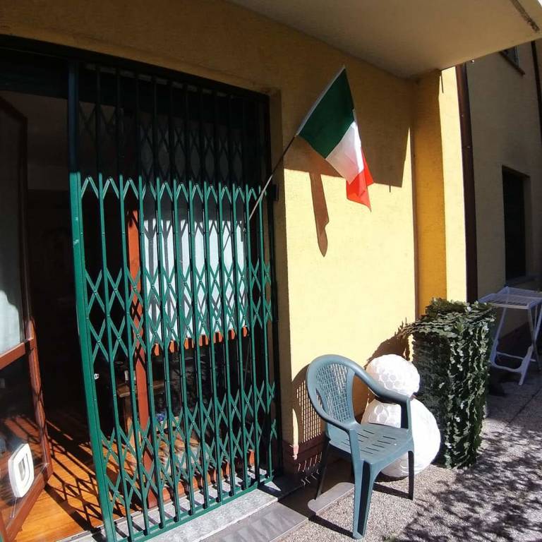 Caronno, bandiere esposte in segno di unità