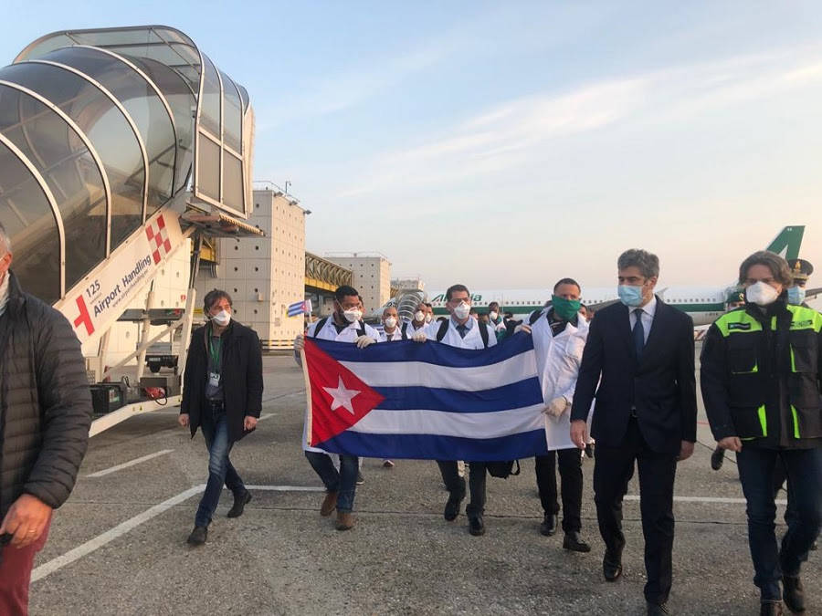 Coronavirus, arrivati a Malpensa 52 esperti sanitari cubani