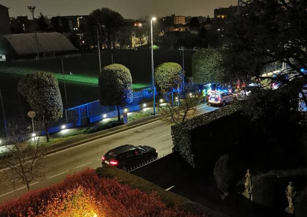 Corre nudo di notte per le strade di Saronno: bloccato dai carabinieri e affidato al 118