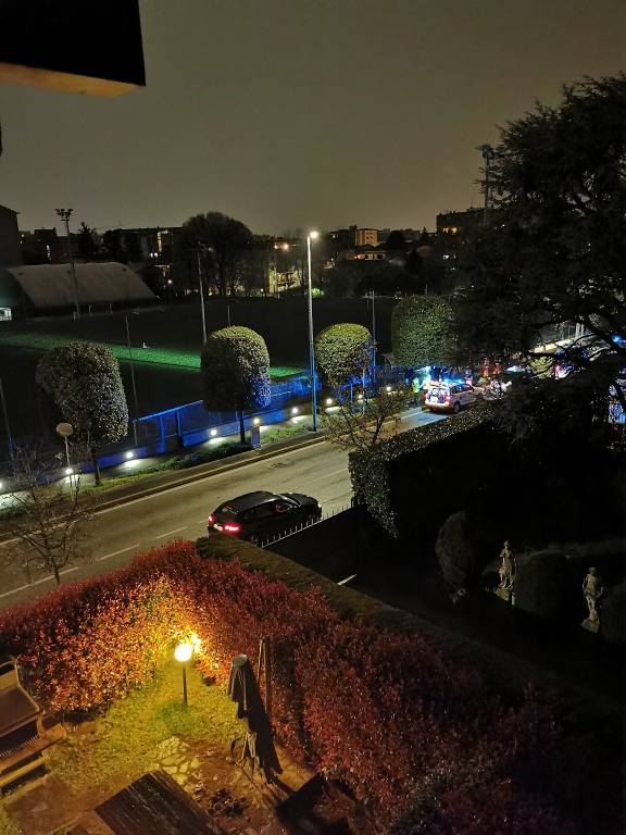 Corre nudo di notte per le strade di Saronno: bloccato dai carabinieri e affidato al 118