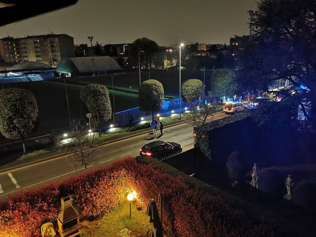 Corre nudo di notte per le strade di Saronno: bloccato dai carabinieri e affidato al 118