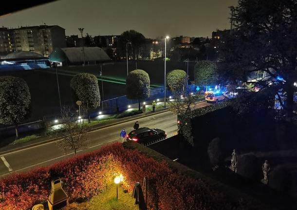 Corre nudo di notte per le strade di Saronno: bloccato dai carabinieri e affidato al 118