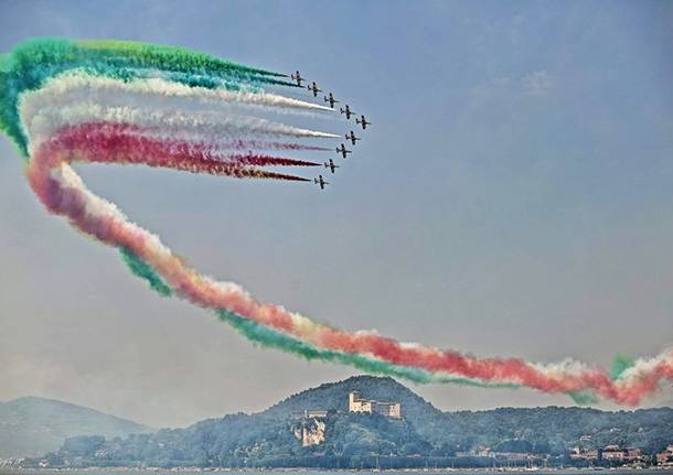 frecce tricolori sorvolano la Rocca di Angera - foto di Vito Skylife Larucci