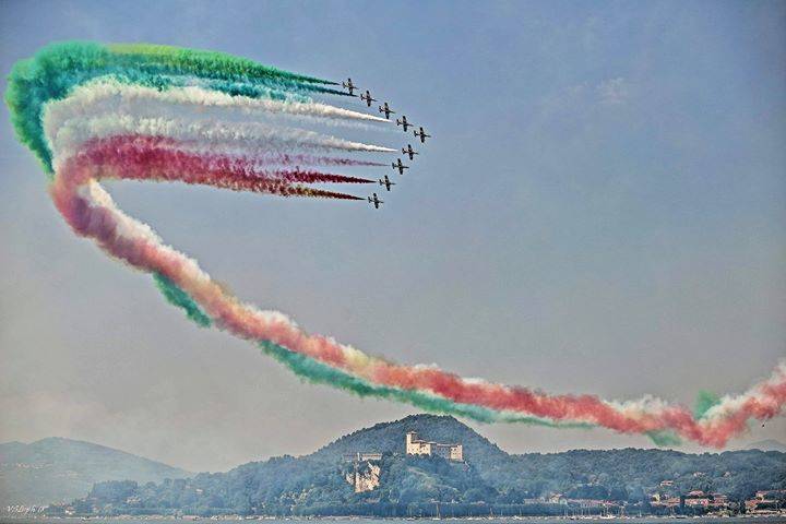 frecce tricolori sorvolano la Rocca di Angera - foto di Vito Skylife Larucci