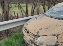 Fuggono nel bosco e si lanciano dalla scarpata per sfuggire alla polizia locale