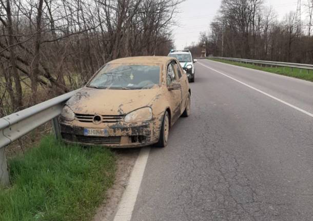 Fuggono nel bosco e si lanciano dalla scarpata per sfuggire alla polizia locale