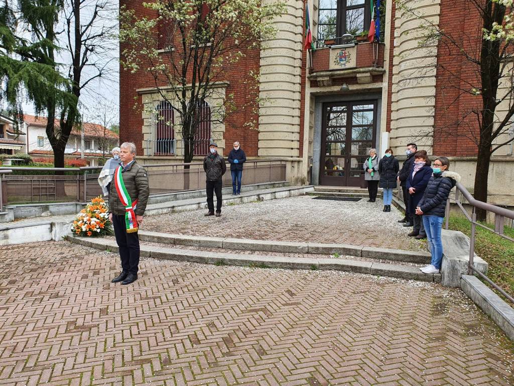 Il cordoglio di Caronno Pertusella: un minuto di silenzio e bandiere mezz'asta 