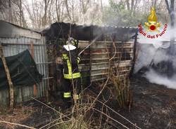 Intervento a cairate per fiamme in un capanno agricolo