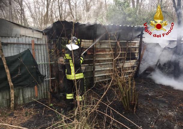 Intervento a cairate per fiamme in un capanno agricolo