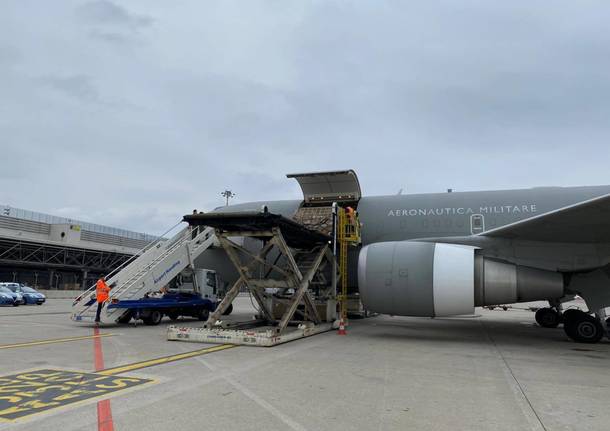 KC-767A dell'Aeronautica Militare atterra con un carico di mascherine