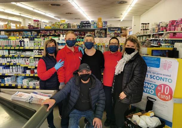 Da Cislago mascherine cucite a mano per i dipendenti dei supermercati, carabinieri e protezione civile