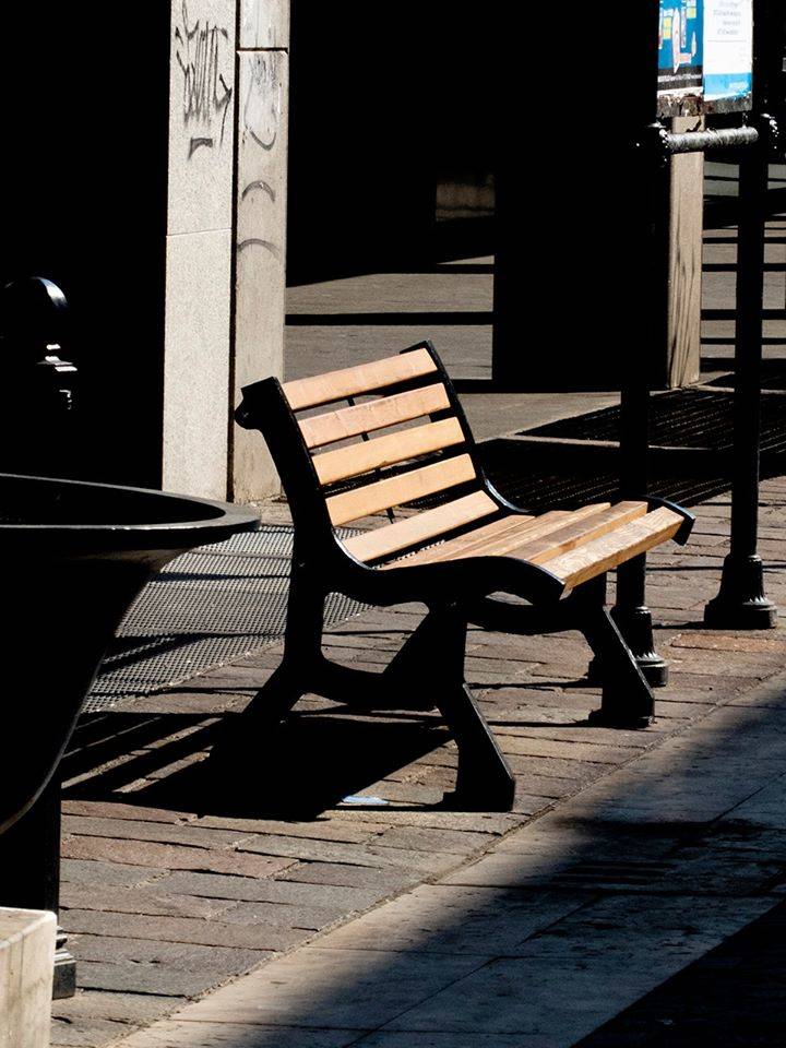Panchine vuote a Saronno (foto di Francesco MG Riservato)