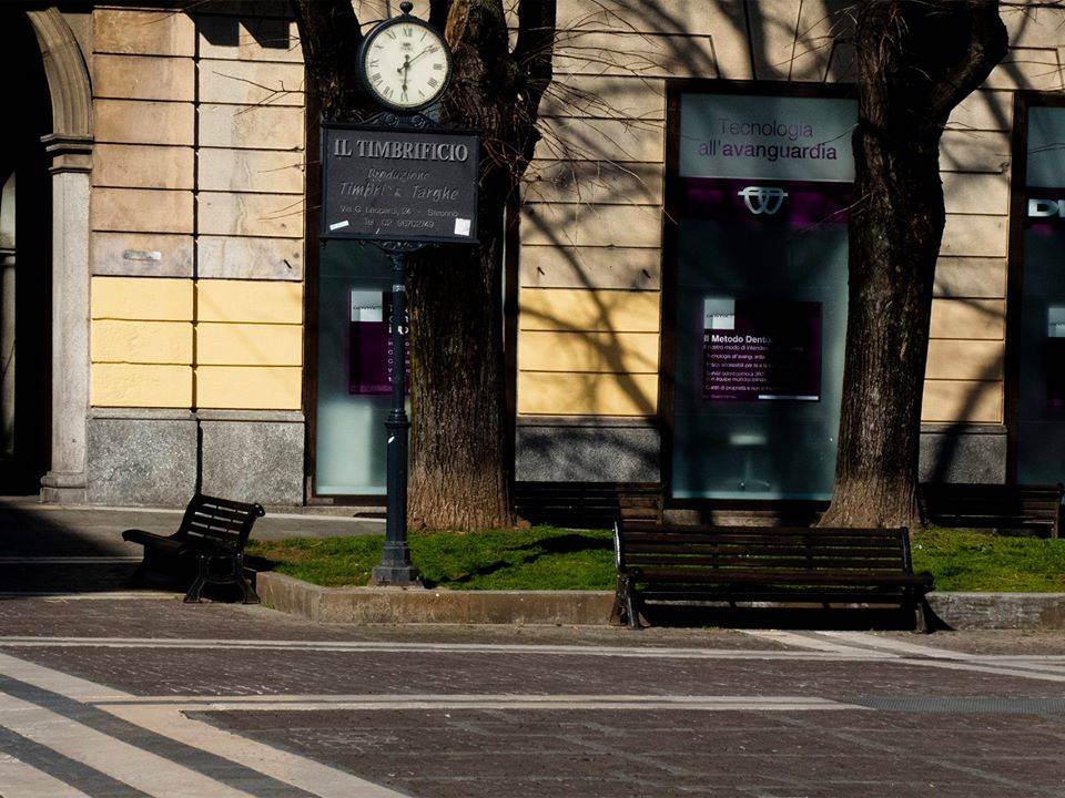 Panchine vuote a Saronno (foto di Francesco MG Riservato)