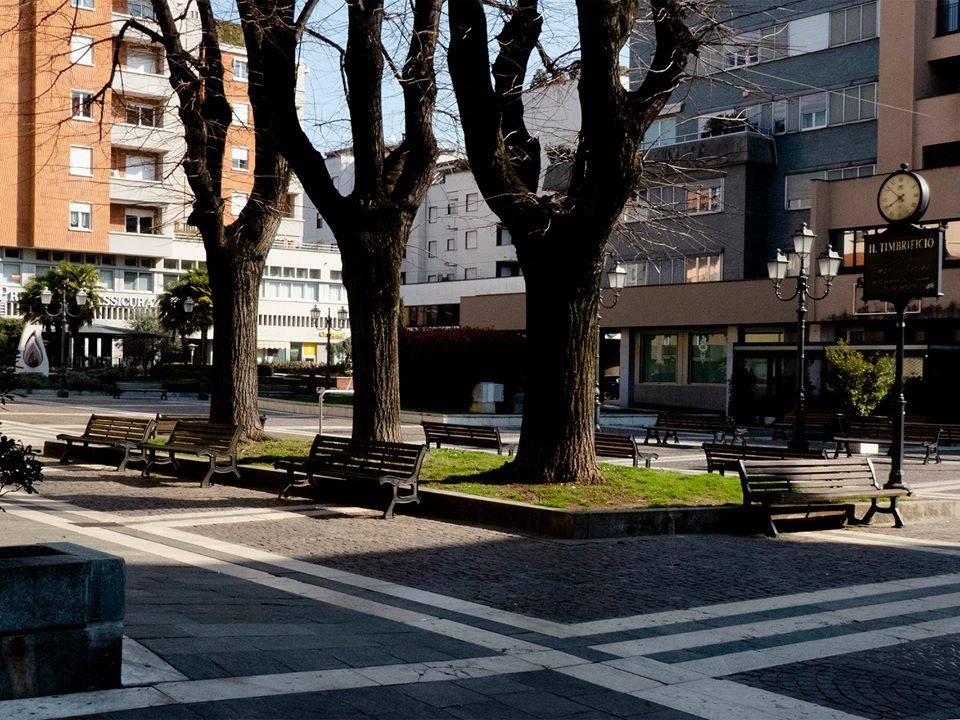 Panchine vuote a Saronno (foto di Francesco MG Riservato)