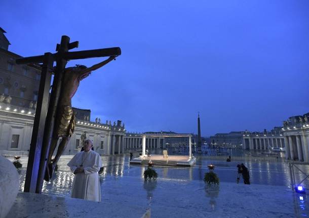 Papa Francesco in una piazza San Pietro deserta