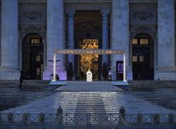 Papa Francesco in una piazza San Pietro deserta