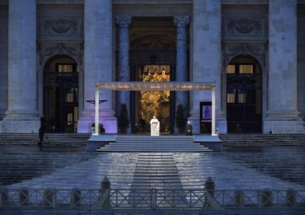 Papa Francesco in una piazza San Pietro deserta