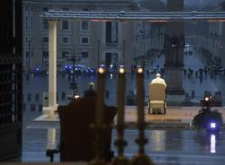 Papa Francesco in una piazza San Pietro deserta