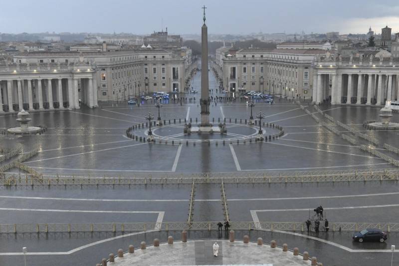 Papa Francesco in una piazza San Pietro deserta