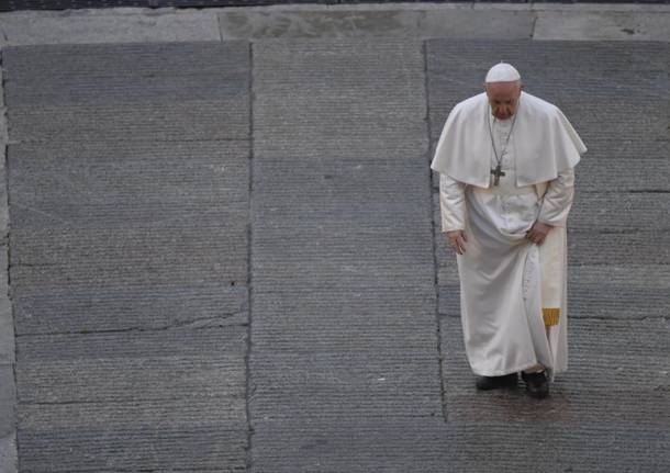 Papa Francesco in una piazza San Pietro deserta