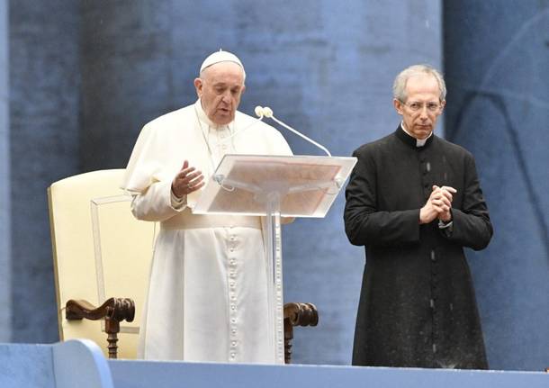 Papa Francesco in una piazza San Pietro deserta