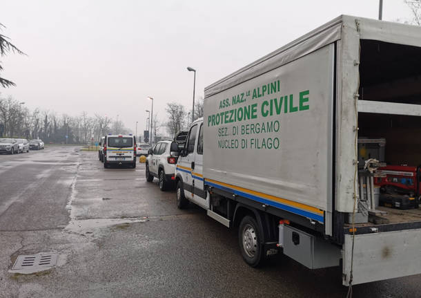 Tende della Protezione Civile fuori dal carcere 