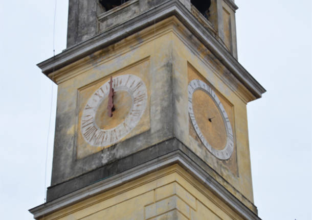 Tornano le lancette sull’orologio del campanile di Bizzozero
