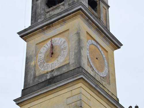 Tronano a Bizzozero le lancette della chiesa