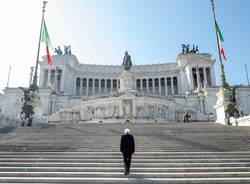 25 aprile: il presidente Mattarella da solo all'Altare della Patria