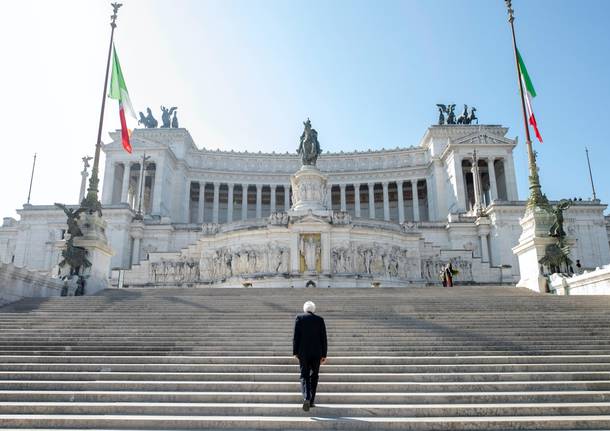 25 aprile: il presidente Mattarella da solo all’Altare della Patria