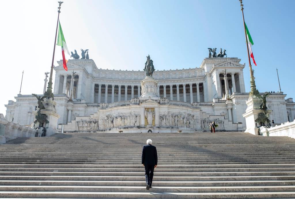 25 aprile: il presidente Mattarella da solo all'Altare della Patria