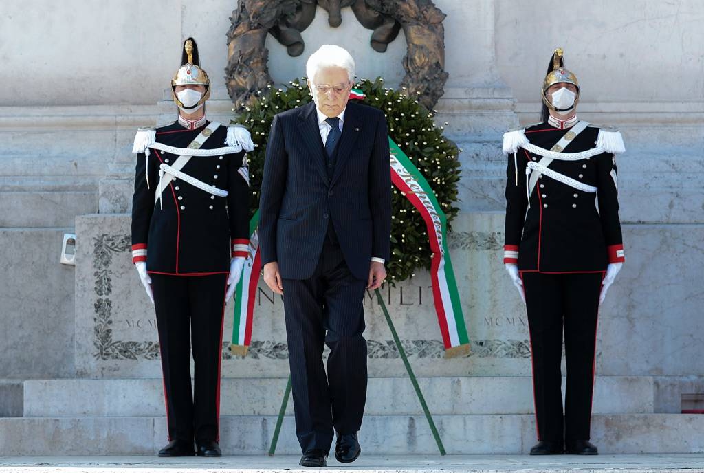 25 aprile: il presidente Mattarella da solo all'Altare della Patria