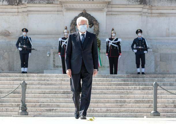 25 aprile: il presidente Mattarella da solo all'Altare della Patria