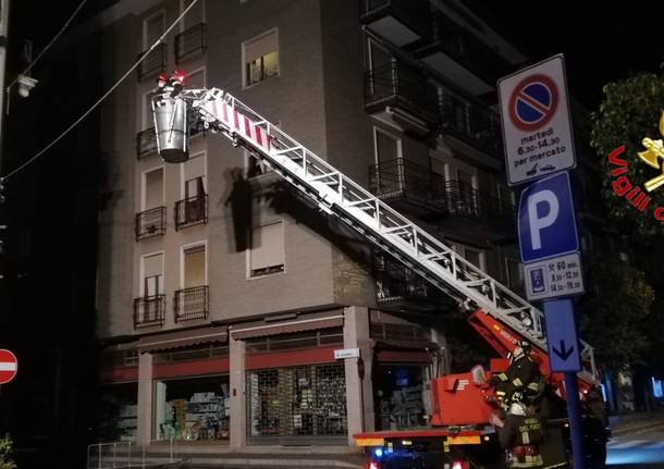 Cadono calcinacci da un palazzo di Laveno Mombello 