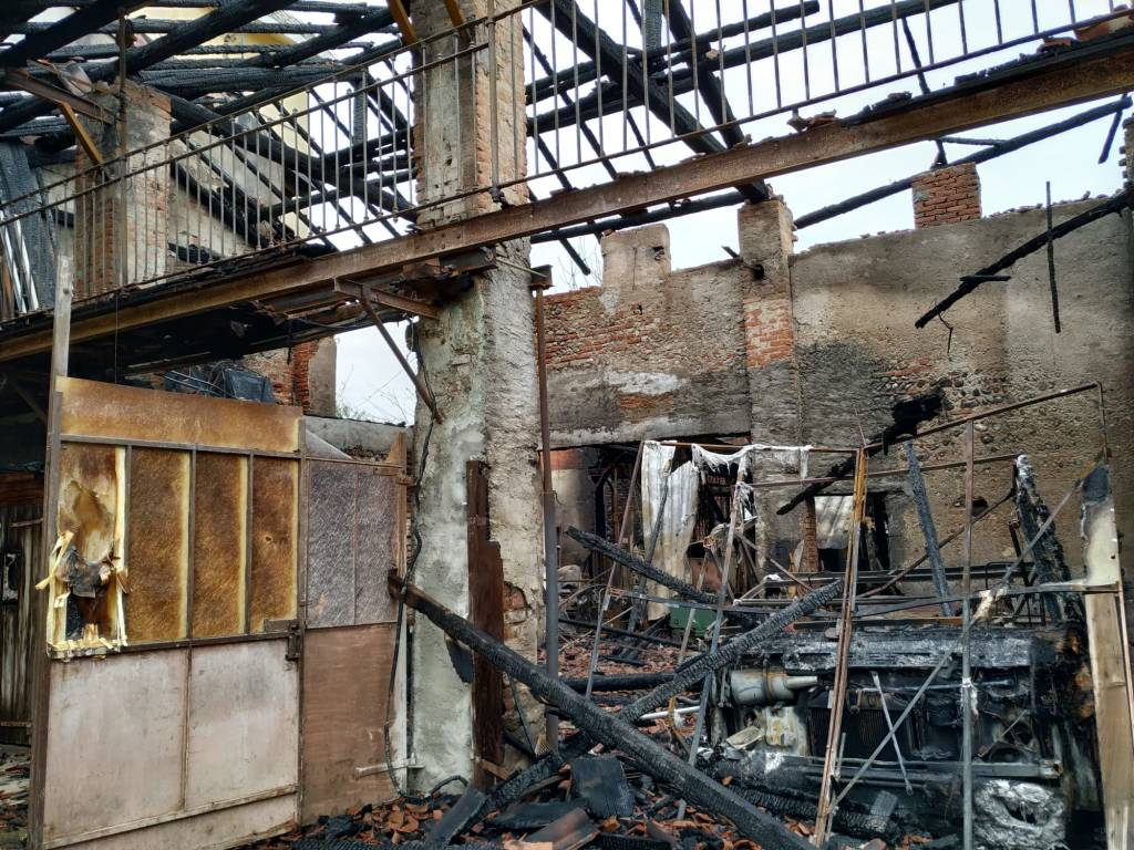 Caronno Pertusella, i danni dell'incendio al cascinale in via Adua