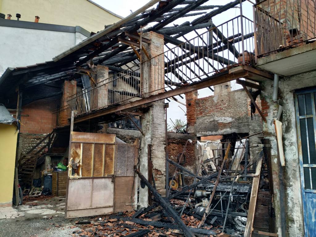 Caronno Pertusella, i danni dell'incendio al cascinale in via Adua