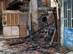 Caronno Pertusella, i danni dell'incendio al cascinale in via Adua