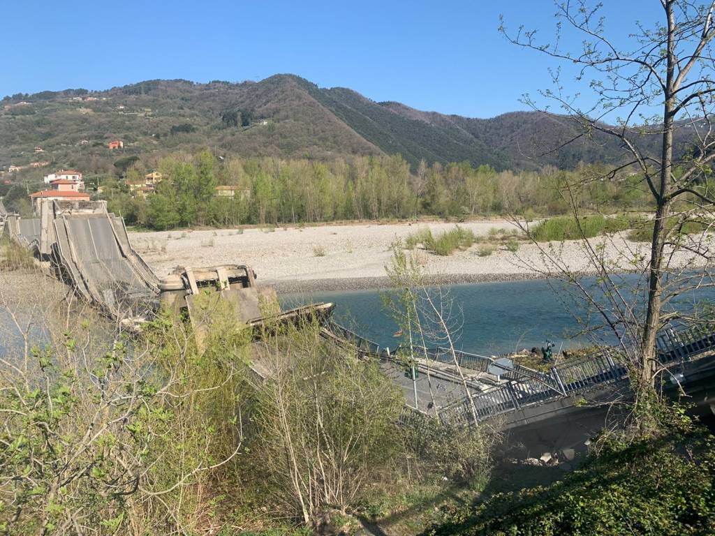 crollo ponte liguria toscana sul Magra